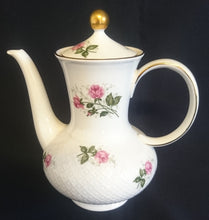 Lade das Bild in den Galerie-Viewer, 5er Set KAFFEEKANNE + DECKEL &amp; MILCHKÄNNCHEN &amp; ZUCKERDOSE + DECKEL "Annabell" - Porzellan, Goldrand Flora Rosenblumen Blüten Relief Motiv Dekor
