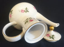 Lade das Bild in den Galerie-Viewer, 5er Set KAFFEEKANNE + DECKEL &amp; MILCHKÄNNCHEN &amp; ZUCKERDOSE + DECKEL "Annabell" - Porzellan, Goldrand Flora Rosenblumen Blüten Relief Motiv Dekor
