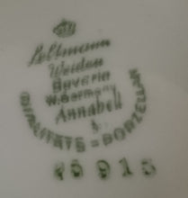 Lade das Bild in den Galerie-Viewer, 5er Set KAFFEEKANNE + DECKEL &amp; MILCHKÄNNCHEN &amp; ZUCKERDOSE + DECKEL "Annabell" - Porzellan, Goldrand Flora Rosenblumen Blüten Relief Motiv Dekor
