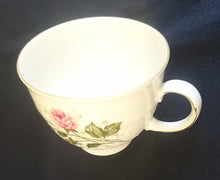 Lade das Bild in den Galerie-Viewer, KAFFEETASSE &quot;Annabell&quot; - Porzellan, Goldrand Flora Rosenblumen Blüten Relief Motiv Dekor
