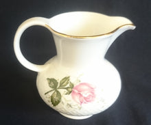 Lade das Bild in den Galerie-Viewer, 5er Set KAFFEEKANNE + DECKEL &amp; MILCHKÄNNCHEN &amp; ZUCKERDOSE + DECKEL "Annabell" - Porzellan, Goldrand Flora Rosenblumen Blüten Relief Motiv Dekor
