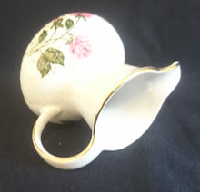 Lade das Bild in den Galerie-Viewer, 5er Set KAFFEEKANNE + DECKEL &amp; MILCHKÄNNCHEN &amp; ZUCKERDOSE + DECKEL "Annabell" - Porzellan, Goldrand Flora Rosenblumen Blüten Relief Motiv Dekor
