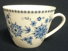 Lade das Bild in den Galerie-Viewer, KAFFEETASSE - Porzellan, Punkte Kreise Rand Flora Blüten Pflanzen Blatt Blätter Motiv Dekor
