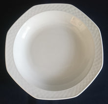 Lade das Bild in den Galerie-Viewer, SUPPENTELLER - Porzellan, Runde Eckige Oktagon Form Geo Abstrakt Relief Motiv Dekor
