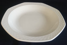 Lade das Bild in den Galerie-Viewer, SUPPENTELLER - Porzellan, Runde Eckige Oktagon Form Geo Abstrakt Relief Motiv Dekor
