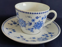 Lade das Bild in den Galerie-Viewer, Untertasse von Seltmann Weiden aus Porzellan mit Punkten, Kreisen, Flora, Blüten und Blattmotiven, dekoratives Design.
