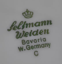 Lade das Bild in den Galerie-Viewer, Zwei Porzellan-Untertassen mit Punkte-, Kreise-, Blumen- und Pflanzenmotiv im Dekor, im Set, von EUER MARKT.
