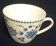 Lade das Bild in den Galerie-Viewer, Porzellan-Kaffeetasse von Seltmann Weiden mit floralem Punkte- und Kreismotiv, dekoriert mit Blüten und Pflanzen.
