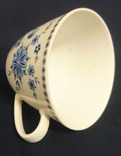 Lade das Bild in den Galerie-Viewer, Zwei Kaffeegedecke aus Porzellan mit Punkten, Kreisen, Blumen und Pflanzenmotiv von Seltmann Weiden, dekorativ und elegant.

