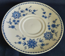 Lade das Bild in den Galerie-Viewer, Zwei Kaffee-Gedecke aus Porzellan von Seltmann Weiden mit Punkten, Kreisen, Blumen und Pflanzenmotiven, elegant dekoriert.
