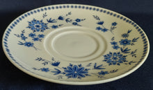 Lade das Bild in den Galerie-Viewer, Seltmann Weiden Porzellan Untertasse mit floralem Punkte- und Kreismotiv, dekorative Blüten und Pflanzen, elegante Servierunterlage
