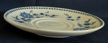 Lade das Bild in den Galerie-Viewer, Porzellan-Untertasse von Seltmann Weiden mit floralem Punkte- und Kreismotiv, dekorative Blüten und Blätter, elegante Dekoration.
