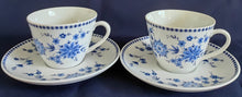 Lade das Bild in den Galerie-Viewer, Zwei Kaffeetassen aus Porzellan mit Blumen-, Pflanzen- und Blättermotiv, dekoratives Punkte- und Kreismuster, von Seltmann Weiden
