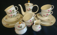 Lade das Bild in den Galerie-Viewer, KAFFEETASSE "Annabell" - Porzellan, Goldrand Flora Rosenblumen Blüten Relief Motiv Dekor
