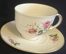 Lade das Bild in den Galerie-Viewer, KAFFEETASSE "Annabell" - Porzellan, Goldrand Flora Rosenblumen Blüten Relief Motiv Dekor
