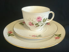 Lade das Bild in den Galerie-Viewer, KAFFEETASSE "Annabell" - Porzellan, Goldrand Flora Rosenblumen Blüten Relief Motiv Dekor
