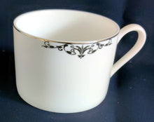 Lade das Bild in den Galerie-Viewer, KAFFEETASSE - Porzellan, Abstrakt Geometrisch Zeichen Symbole Linien Rand Motiv Dekor
