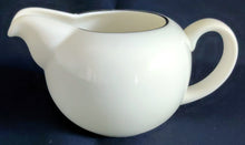 Lade das Bild in den Galerie-Viewer, 3er Set MILCHKÄNNCHEN &amp; ZUCKERDOSE + DECKEL - Porzellan, Platin Oberer Linien Rand Motiv Dekor
