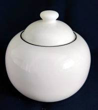 Lade das Bild in den Galerie-Viewer, 3er Set MILCHKÄNNCHEN &amp; ZUCKERDOSE + DECKEL - Porzellan, Platin Oberer Linien Rand Motiv Dekor
