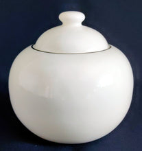 Lade das Bild in den Galerie-Viewer, 3er Set MILCHKÄNNCHEN &amp; ZUCKERDOSE + DECKEL - Porzellan, Platin Oberer Linien Rand Motiv Dekor
