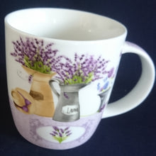 Lade das Bild in den Galerie-Viewer, KAFFEETASSE - Porzellan, Flora Lavendel Blumen Blüten Vasen Hut Motiv Dekor
