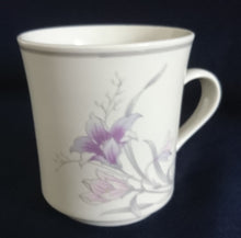 Lade das Bild in den Galerie-Viewer, KAFFEETASSE - Keramik / Steingut, Flora Lilien Blumenblüten Pflanzen Linienrand Motiv
