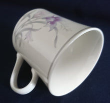 Lade das Bild in den Galerie-Viewer, KAFFEETASSE - Keramik / Steingut, Flora Lilien Blumenblüten Pflanzen Linienrand Motiv
