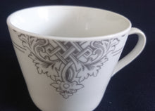 Lade das Bild in den Galerie-Viewer, KAFFEETASSE - Porzellan, Doppelte Linien Weihnachtsbaum Spitze Motiv Dekor
