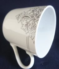 Lade das Bild in den Galerie-Viewer, 2er Set KAFFEETASSEN - Porzellan, Doppelte Linien Weihnachtsbaum Spitze Motiv Dekor
