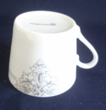 Lade das Bild in den Galerie-Viewer, 2er Set KAFFEETASSEN - Porzellan, Doppelte Linien Weihnachtsbaum Spitze Motiv Dekor
