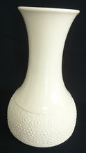 Lade das Bild in den Galerie-Viewer, BLUMENVASE - Porzellan, Abstrakt Punkte Tupfen Flecken Relief Motiv Dekor
