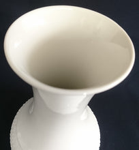 Lade das Bild in den Galerie-Viewer, BLUMENVASE - Porzellan, Abstrakt Punkte Tupfen Flecken Relief Motiv Dekor
