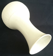 Lade das Bild in den Galerie-Viewer, BLUMENVASE - Porzellan, Abstrakt Punkte Tupfen Flecken Relief Motiv Dekor
