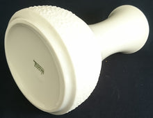 Lade das Bild in den Galerie-Viewer, BLUMENVASE - Porzellan, Abstrakt Punkte Tupfen Flecken Relief Motiv Dekor
