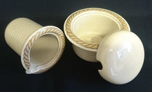 Lade das Bild in den Galerie-Viewer, 3er Set MILCHKÄNNCHEN &amp; ZUCKERDOSE + DECKEL "Corda Avana" - Porzellan, Gedrehtes Seil Zopf Strick Relief Motiv Dekor
