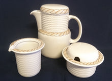 Lade das Bild in den Galerie-Viewer, 5er Set KAFFEEKANNE &amp; MILCHKÄNNCHEN &amp; ZUCKERDOSE + DECKEL "Corda Avana" - Porzellan, Gedrehtes Seil Zopf Strick Relief Motiv Dekor
