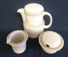 Lade das Bild in den Galerie-Viewer, 5er Set KAFFEEKANNE &amp; MILCHKÄNNCHEN &amp; ZUCKERDOSE + DECKEL "Corda Avana" - Porzellan, Gedrehtes Seil Zopf Strick Relief Motiv Dekor
