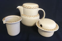 Lade das Bild in den Galerie-Viewer, 5er Set KAFFEEKANNE &amp; MILCHKÄNNCHEN &amp; ZUCKERDOSE + DECKEL "Corda Avana" - Porzellan, Gedrehtes Seil Zopf Strick Relief Motiv Dekor
