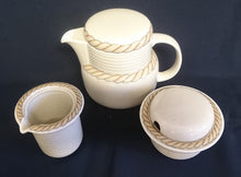 Lade das Bild in den Galerie-Viewer, 3er Set MILCHKÄNNCHEN &amp; ZUCKERDOSE + DECKEL "Corda Avana" - Porzellan, Gedrehtes Seil Zopf Strick Relief Motiv Dekor
