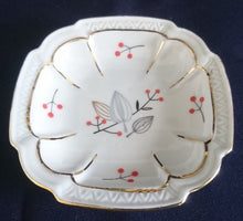 Lade das Bild in den Galerie-Viewer, BEILAGENSCHÄLCHEN - Porzellan, Gold Linien Flora Pflanzen Randwölbungen Relief Motiv Dekor
