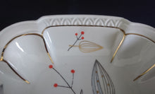 Lade das Bild in den Galerie-Viewer, BEILAGENSCHÄLCHEN - Porzellan, Gold Linien Flora Pflanzen Randwölbungen Relief Motiv Dekor
