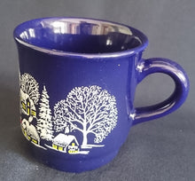 Lade das Bild in den Galerie-Viewer, GLÜHWEINTASSE - Keramik / Steingut, Dorf Haus Häuser Leute Baum Bäume Motiv Dekor
