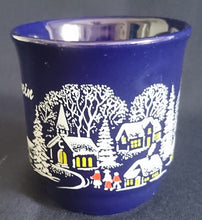 Lade das Bild in den Galerie-Viewer, GLÜHWEINTASSE - Keramik / Steingut, Dorf Haus Häuser Leute Baum Bäume Motiv Dekor
