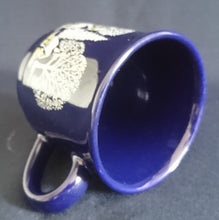 Lade das Bild in den Galerie-Viewer, GLÜHWEINTASSE - Keramik / Steingut, Dorf Haus Häuser Leute Baum Bäume Motiv Dekor
