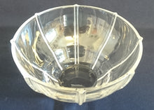 Lade das Bild in den Galerie-Viewer, 2er Set DESSERTSCHALEN - Hartglas, Senkrechte Linien Relief Motiv Dekor
