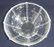 Lade das Bild in den Galerie-Viewer, 2er Set DESSERTSCHALEN - Hartglas, Senkrechte Linien Relief Motiv Dekor
