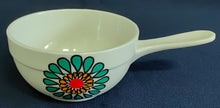 Lade das Bild in den Galerie-Viewer, FLOW CUP MIT GRIFF - Keramik / Steingut, Flora Blumenblüten Motiv Dekor
