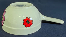Lade das Bild in den Galerie-Viewer, FLOW CUP MIT GRIFF - Keramik / Steingut, Flora Blumenblüten Motiv Dekor
