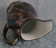 Lade das Bild in den Galerie-Viewer, 3er Set MILCHKÄNNCHEN &amp; ZUCKERDOSE MIT DECKEL - Porzellan, Silber Patiniert Wellen Relief Motiv Dekor
