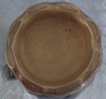 Lade das Bild in den Galerie-Viewer, 3er Set MILCHKÄNNCHEN &amp; ZUCKERDOSE MIT DECKEL - Porzellan, Silber Patiniert Wellen Relief Motiv Dekor
